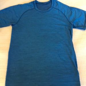 Lululemon men’s small blue metal vent shirt